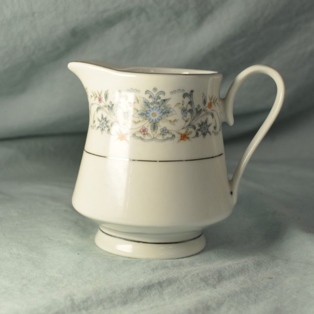 vintage 1986 China Pearl 8 oz creamer pitcher  (221w)